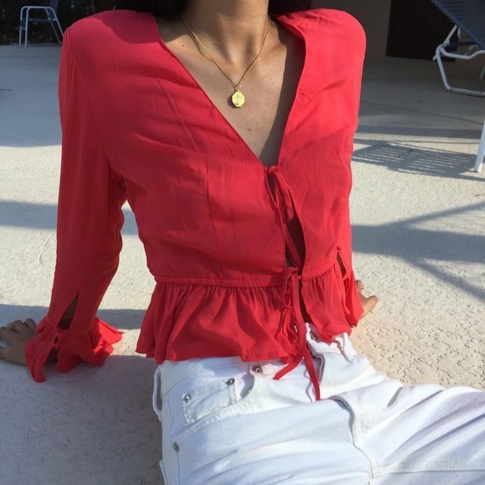Lisa Says Gah red tie top with ruffles M